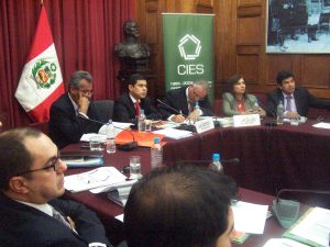 Dos nobel de economía premiaron a jóvenes peruanos