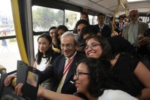 Acompañado de estudiantes universitarios recorrió a bordo de un bus el campus de la UNMSM