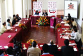 CIES entrega documentos de política a once partidos políticos