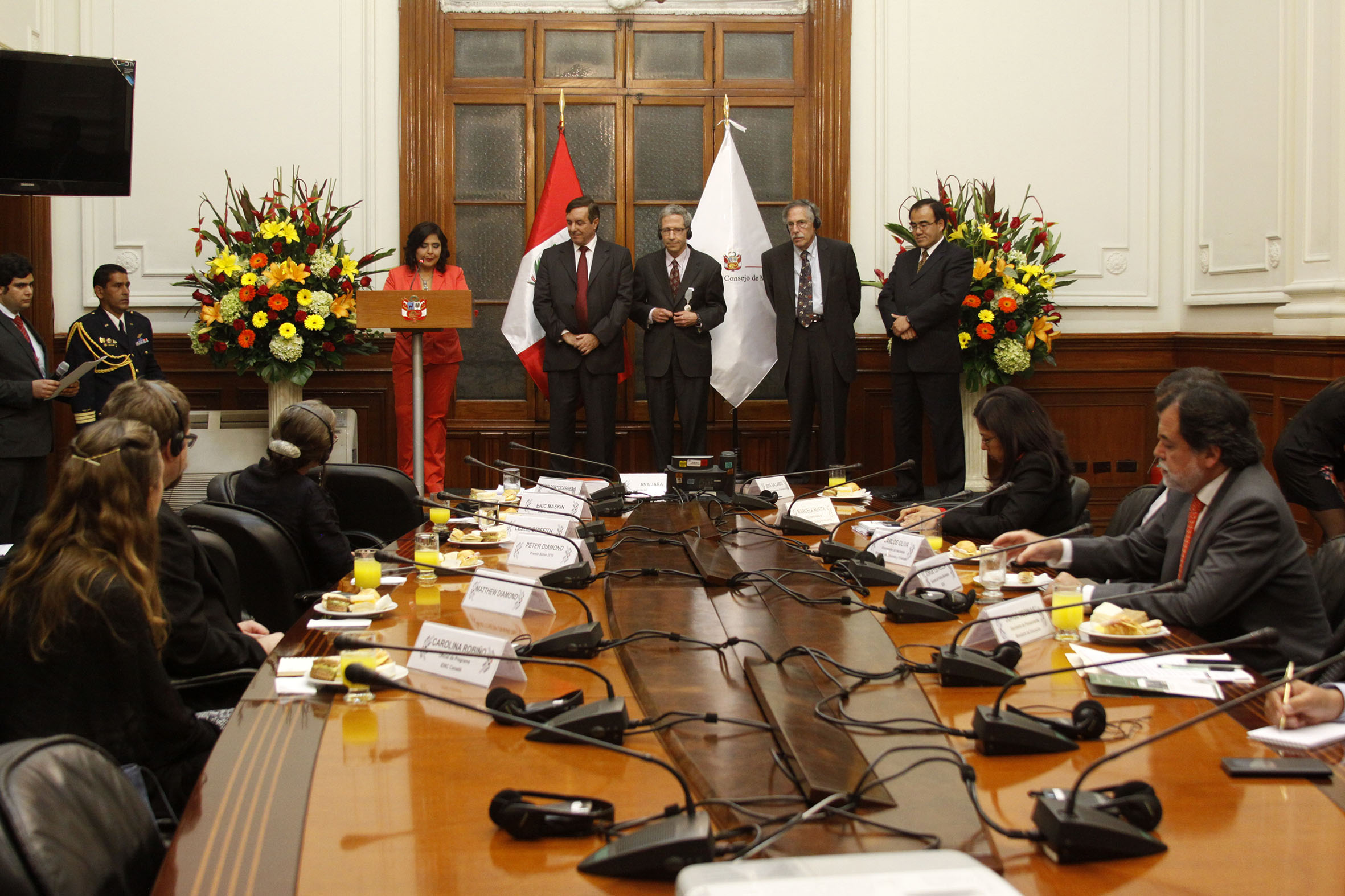 Dos premios Nobel presidieron Consejo Consultivo del Sector Público CIES