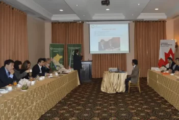 Con el<br /></noscript>
sector Privado