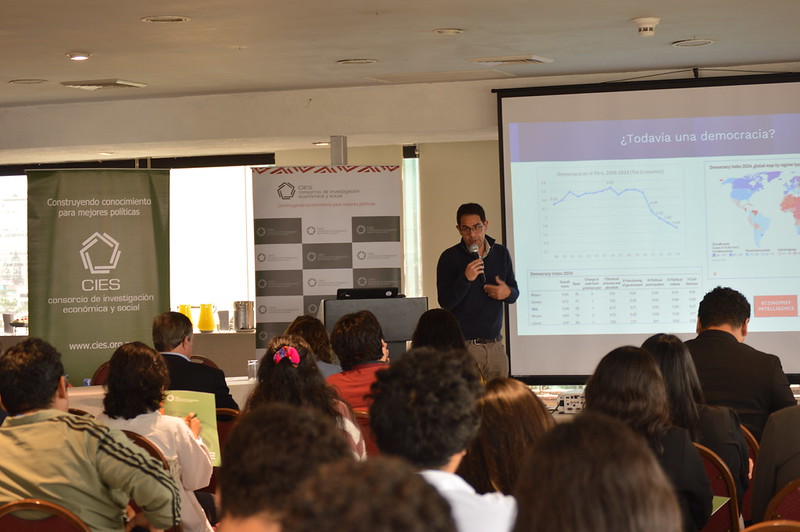 Jóvenes reflexionan sobre democracia y elecciones rumbo al 2026